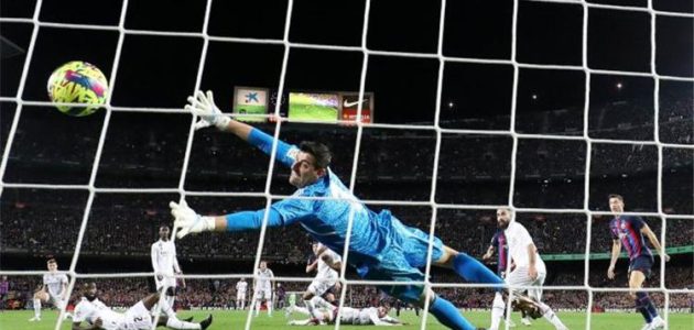 كورتوا بعد فوز برشلونة بالكلاسيكو: خسرنا الدوري.. وأمامنا كأس الملك وأبطال أوروبا